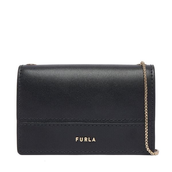 Torebka Furla. Czarne kopertówki Furla, bez wzorów, bez dodatków. Za 584.99 zł.