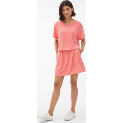 Różowa bawełniana sukienka Juvia. Czerwone sukienki Juvia, xs, bez wzorów, z bawełny, eleganckie, bez kołnierzyka, bez ramiączek, mini. W wyprzedaży za 730.00 zł.