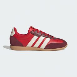 Buty Barreda Lo. Białe buty treningowe adidas, bez wzorów, bez zapięcia. W wyprzedaży za 239.20 zł.