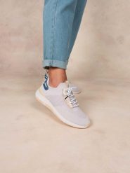 Buty sportowe damskie TBS Jellina. Czerwone buty treningowe TBS, na lato, bez wzorów, bez zapięcia, trekkingowe. Za 423.00 zł.