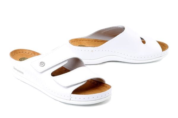 DR. BRINKMANN 700777-03 weiss, klapki damskie. Białe klapki Dr. Brinkmann, bez wzorów, ze skóry, bez obcasa, bez zapięcia. Za 279.90 zł.