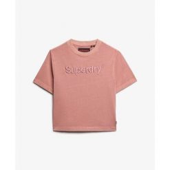 Obszerny prosty t-shirt dla kobiet z haftem Superdry Core Logo. Czerwone t-shirty sportowe Superdry, bez wzorów, bez ramiączek. Za 143.55 zł.