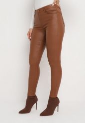 Brązowe Spodnie Skinny z Ekoskóry o Fasonie Push Up Nanseni. Brązowe jeansy Born2be, l, bez wzorów, z jeansu. W wyprzedaży za 76.49 zł.
