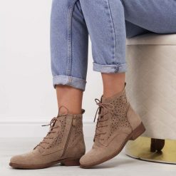 Beżowe wiosenne zamszowe ażurowe botki damskie S.Barski 136. Brązowe botki S.BARSKI, w ażurowe wzory, z jeansu, eleganckie, z okrągłym noskiem, bez obcasa, na obcasie, bez zapięcia. Za 219.00 zł.