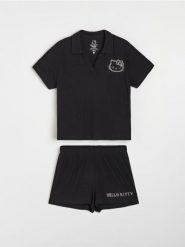 Piżama dwuczęściowa z domieszką wiskozy Hello Kitty - czarny. Czarne piżamy Sinsay, l, bez wzorów, z wiskozy, bez kołnierzyka, bez ramiączek. Za 49.99 zł.
