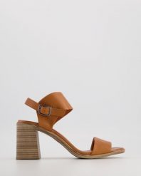 BRĄZOWE SANDAŁY 0030ALY016D TAN. Brązowe sandały Venezia, bez wzorów, ze skóry, bez obcasa, bez zapięcia. Za 239.00 zł.