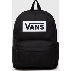Vans plecak kolor czarny duży z nadrukiem. Czarne plecaki Vans, bez wzorów, do ręki, z nadrukiem, bez dodatków. W wyprzedaży za 159.99 zł.