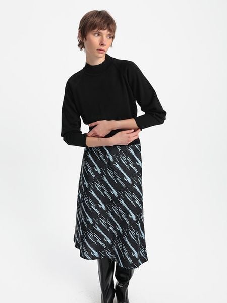 BGN Sweter w kolorze czarnym rozmiar: 40. Czarne swetry BGN, bez wzorów, z wełny, bez ramiączek. Za 101.23 zł.