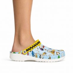Klapki chodaki sportowe unisex Crocs PEANUTS BAYA CLOG. Niebieskie klapki Crocs, bez wzorów, z materiału, klasyczne, bez obcasa, bez zapięcia. Za 229.00 zł.