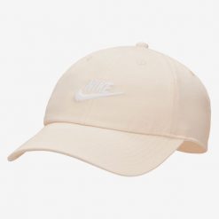 Czapka unisex z daszkiem Nike CLUB. Brązowe czapki zimowe Nike, bez wzorów. W wyprzedaży za 89.00 zł.