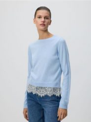 Sweter z koronkowym zdobieniem - jasnoniebieski. Niebieskie swetry Reserved, l, z aplikacjami, z dzianiny, bez ramiączek. Za 129.99 zł.
