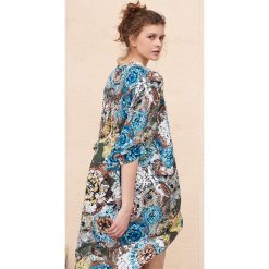 Sukienka Cariosa Plus Size Dmuchawce. Czarne sukienki blue shadow, na co dzień, plus size, bez wzorów, z tkaniny, z asymetrycznym kołnierzem, plus size, bez ramiączek, mini, asymetryczne. W wyprzedaży za 184.95 zł.