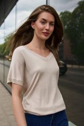 Lekki sweter z krótkimi rękawami beżowy. Brązowe swetry MOODO, l, bez wzorów, z poliamidu, bez ramiączek. Za 89.99 zł.