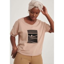 T-Shirt Rodzinka BS Ciepły Beż. Czarne t-shirty blue shadow, z aplikacjami, z bawełny, bez kołnierzyka, bez ramiączek. Za 149.90 zł.