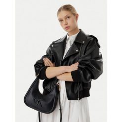 Torebka Calvin Klein. Czarne torebki klasyczne Calvin Klein, bez wzorów, klasyczne, bez dodatków. Za 409.99 zł.