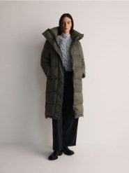 Puchowy płaszcz z kapturem - zielony. Zielone płaszcze Reserved, l, bez wzorów, z puchu, z kapturem. W wyprzedaży za 459.99 zł.