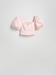 Krótka bluzka z bufiastymi rękawami - pastelowy róż. Czerwone bluzki Reserved, l, bez wzorów, z dzianiny, bez kołnierzyka, bez ramiączek. W wyprzedaży za 49.99 zł.