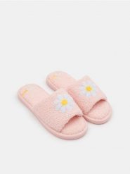 Kapcie - różowy. Czerwone kapcie Sinsay, bez wzorów. Za 19.99 zł.
