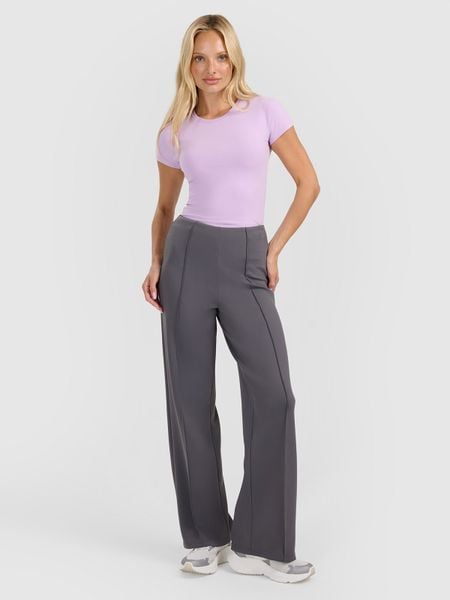 4F Spodnie dresowe z prostymi nogawkami damskie - szare L. Szare spodnie dresowe 4f, bez wzorów, z dresówki. Za 189.99 zł.