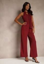 Bordowy Kombinezon Wide Leg z Ozdobnym Wiązaniem przy Szyi Silelia. Czerwone sukienki Renee, na co dzień, l, bez wzorów, eleganckie, bez kołnierzyka, bez ramiączek, kopertowe. W wyprzedaży za 111.99 zł.