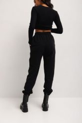 Spodnie dresowe w kolorze TOTALLY BLACK - JOLLY-L. Czarne spodnie dresowe Marsala, bez wzorów, z bawełny. Za 249.90 zł.