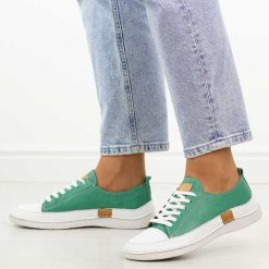 Zielone skórzane półbuty damskie T.Sokolski 8260. Zielone półbuty wsuwane Sokolski, na jesień, bez wzorów, z jeansu, eleganckie, z okrągłym noskiem, bez obcasa, na płaskiej podeszwie. Za 299.00 zł.