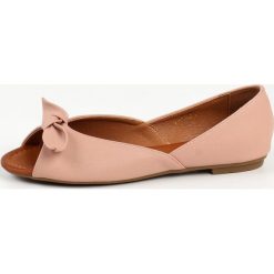 Różowe baleriny damskie z odkrytymi palcami Vinceza 17201. Czerwone baleriny VINCEZA, bez wzorów, ze skóry, z otwartym noskiem, bez obcasa, na obcasie, bez zapięcia. Za 99.00 zł.