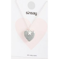 Naszyjnik z zawieszkami - Jasny szar. Naszyjniki marki Sinsay. Za 10.00 zł.