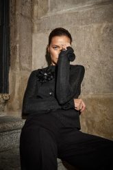 Bluzka z ozdobnymi rękawami czarna. Czarne bluzki MOODO, l, bez wzorów, z elastanu, bez kołnierzyka, bez ramiączek. Za 89.99 zł.