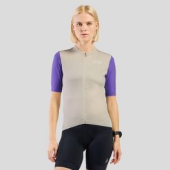 Koszulka rowerowa damska Odlo ESSENTIAL HERITAGE PRINT T-shirt. Białe t-shirty sportowe ODLO, bez wzorów, bez ramiączek. Za 276.35 zł.