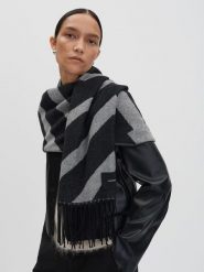 Someday Szal "Blenie" w kolorze czarno-szarym rozmiar: onesize. Czarne szaliki i kominy someday., bez wzorów, z materiału. Za 59.95 zł.