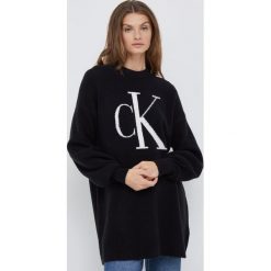 Calvin Klein Jeans sweter z domieszką wełny damski kolor czarny lekki. Czarne swetry Calvin Klein Jeans, s, bez wzorów, z dzianiny, bez ramiączek. W wyprzedaży za 404.99 zł.
