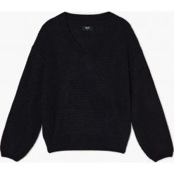 Sweter z dekoltem w serek - Czarny. Czarne swetry Cropp, l, bez wzorów, z dzianiny, bez ramiączek. W wyprzedaży za 39.99 zł.