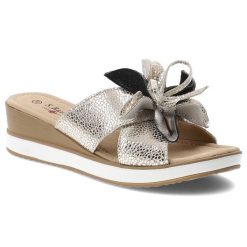 Klapki damskie S.Barski, cholewka ze skóry naturalnej z dekoracyjną kokardą na koturnie, złote, GR61-5989. Żółte klapki S.BARSKI, z aplikacjami, ze skóry, eleganckie, bez obcasa, na koturnie, bez zapięcia. Za 179.00 zł.