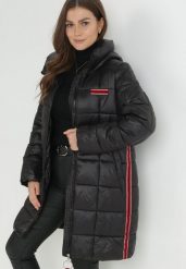 Czarna Kurtka Pikowana z Lampasami i Kapturem Hina. Czarne kurtki Born2be, l, bez wzorów, eleganckie. W wyprzedaży za 244.99 zł.