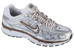 Buty sportowe Sneakersy damskie, W P-6000. Białe buty treningowe Nike, bez wzorów, z materiału, przed kostkę, bez zapięcia, trekkingowe. Za 429.99 zł.