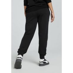 Damskie spodnie dresowe z małym logo No.1 ESS PUMA Black. Czarne spodnie sportowe Puma, bez wzorów, z dresówki, trekkingowe. W wyprzedaży za 159.00 zł.