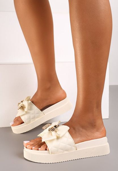 Beżowe Klapki z Pianki na Platformie z Metalicznym Wykończeniem i Kokardą Nellantha. Brązowe klapki Renee, bez wzorów, z jeansu, z otwartym noskiem, bez obcasa, na platformie, bez zapięcia. Za 59.99 zł.