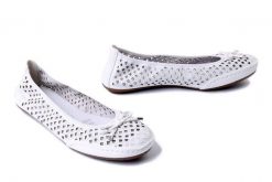 RIEKER 41489-80 white, baleriny damskie. Białe baleriny Rieker, bez wzorów, bez obcasa, bez zapięcia. Za 289.90 zł.