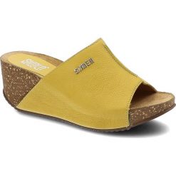 Żółte Klapki Simen Wygodne Skórzane Buty Na Koturnie. Żółte klapki Simen, bez wzorów, bez obcasa, na koturnie, bez zapięcia. Za 289.00 zł.