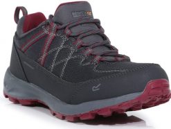 Buty trekkingowe dla kobiet Regatta SAMARIS LOW. Czerwone trekkingi Regatta, bez wzorów, z gumy, bez zapięcia, trekkingowe. Za 239.99 zł.