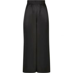Damskie satynowe spodnie z szerokimi nogawkami Urban Classics. Czarne spodnie dresowe Urban Classics, bez wzorów, z satyny, długie. Za 213.00 zł.