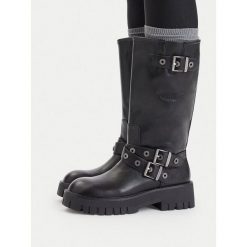 Kozaki Guess Jeans. Czarne kozaki Guess Jeans, z aplikacjami, z jeansu, bez obcasa, na płaskiej podeszwie, bez zapięcia. Za 329.99 zł.