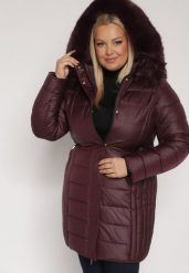 Bordowa Długa Kurtka Pikowana z Odpinanym Kapturem i Futerkiem Retelma. Czerwone kurtki Born2be, plus size, bez wzorów, z futra. Za 339.99 zł.