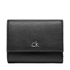 Mały Portfel Damski Calvin Klein. Czarne portfele Calvin Klein, bez wzorów. Za 199.99 zł.