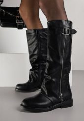 Czarne Kozaki Typu Bikery Ozdobione Suwakiem i Klamrą Linvera. Czarne kozaki Born2be, bez wzorów, z jeansu, eleganckie, bez obcasa, na płaskiej podeszwie, bez zapięcia. Za 179.99 zł.