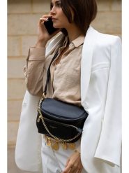 Victor & Hugo Paris Skórzana saszetka "Aly" w kolorze czarnym - 21 x 13 x 8 cm rozmiar: onesize. Czarne nerki i saszetki Victor & Hugo Paris, bez wzorów, z materiału, sportowe, bez dodatków. Za 260.99 zł.