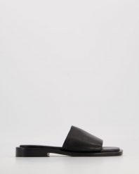 CZARNE KLAPKI DAMSKIE 9808 700 BLACK. Czarne klapki Venezia, bez wzorów, ze skóry, bez obcasa, bez zapięcia. Za 229.00 zł.