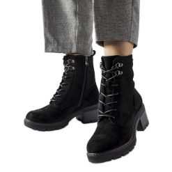 Czarne wiązane botki na klocku Clementina. Czarne botki bez wzorów, eleganckie, z okrągłym noskiem, za kostkę, bez obcasa, na obcasie, bez zapięcia. Za 210.05 zł.