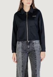 Bluza Kobieta GUESS ACTIVE CARLA CROP ZIP JACKET. Czarne bluzy bez kaptura Guess Active, l, z aplikacjami, z jeansu, bez kaptura. Za 479.90 zł.